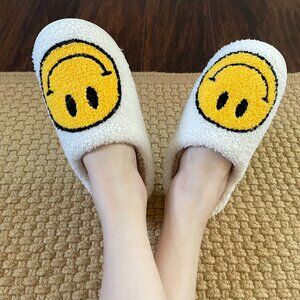 Yellow Face! Womens Smiley Face Indoor Slippers/Comfy & Cozy slipper/Christmas